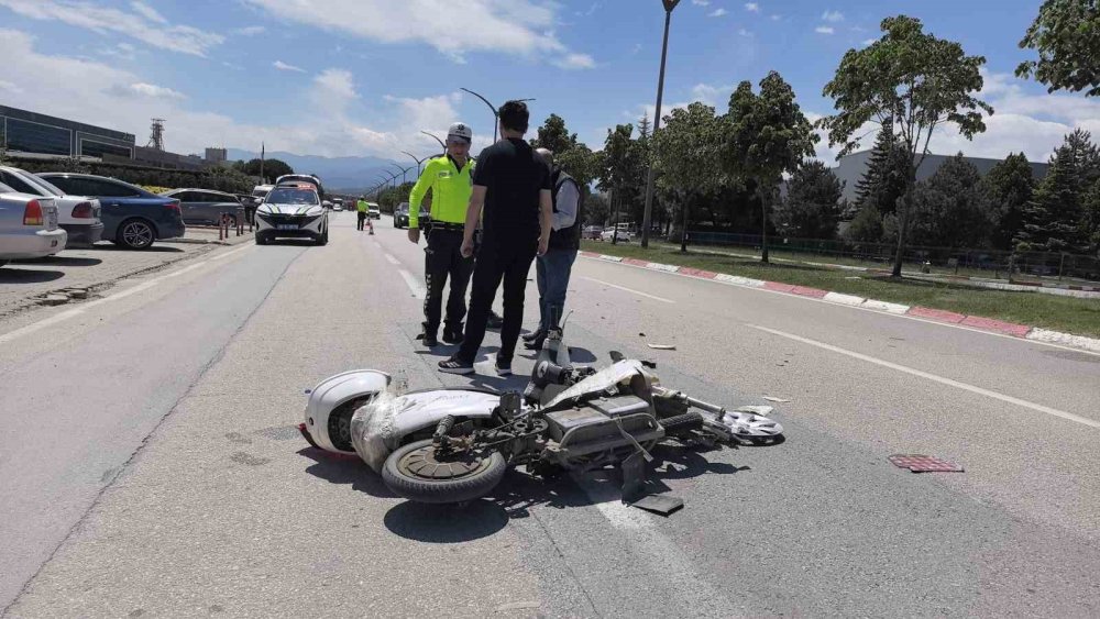 Bursa’da kaza! Motosikletli sürücü şoka girdi: Ekipler dakikalarca ikna edemedi