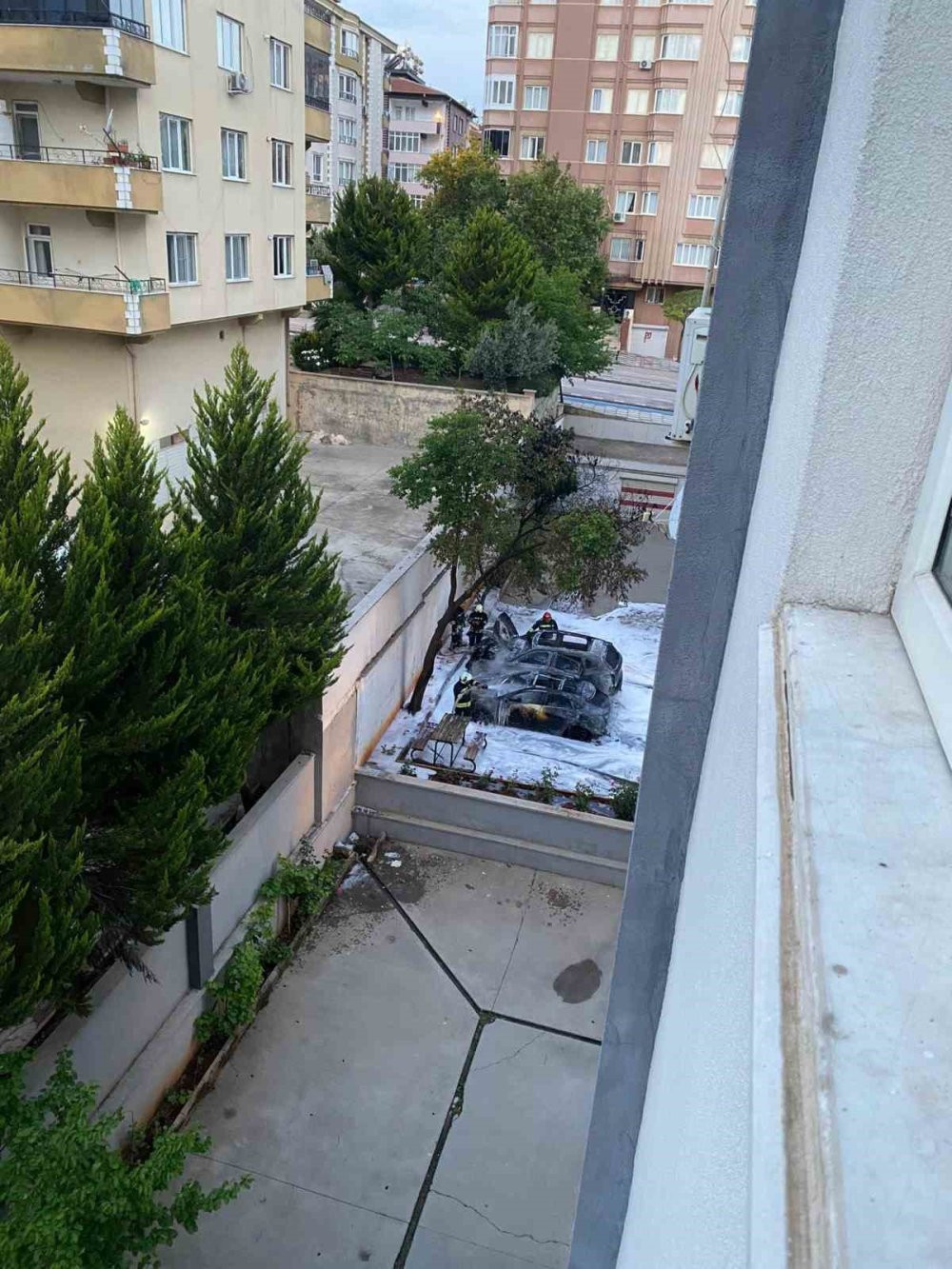 Lüks araçlar yanarak küle döndü