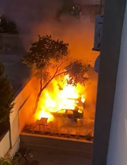 Lüks araçlar yanarak küle döndü