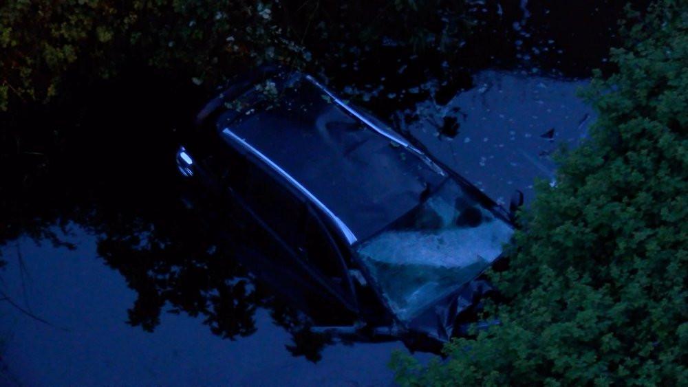 Maltepe’de korkunç kaza! Araç sulara gömüldü