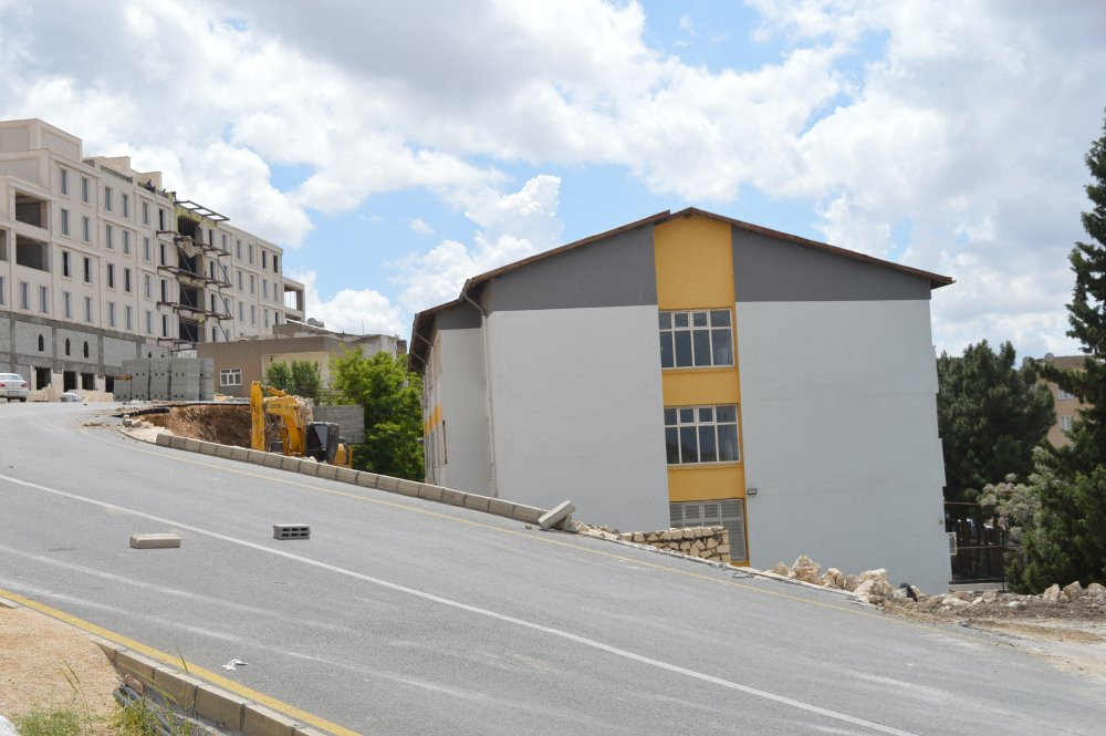 Mardin’de facianın eşiğinden dönüldü! Yol okul bahçesine çöktü: Ya gündüz olsaydı?