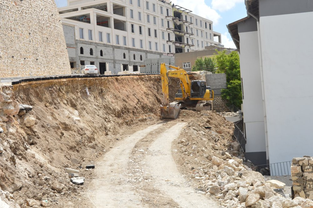 Mardin’de facianın eşiğinden dönüldü! Yol okul bahçesine çöktü: Ya gündüz olsaydı?