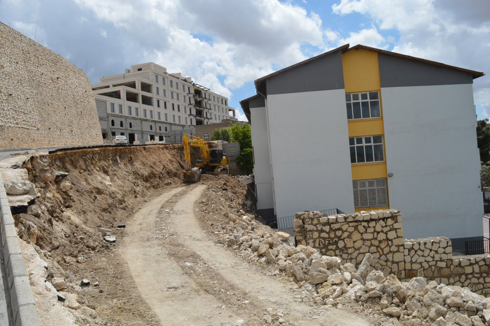 Mardin’de facianın eşiğinden dönüldü! Yol okul bahçesine çöktü: Ya gündüz olsaydı?