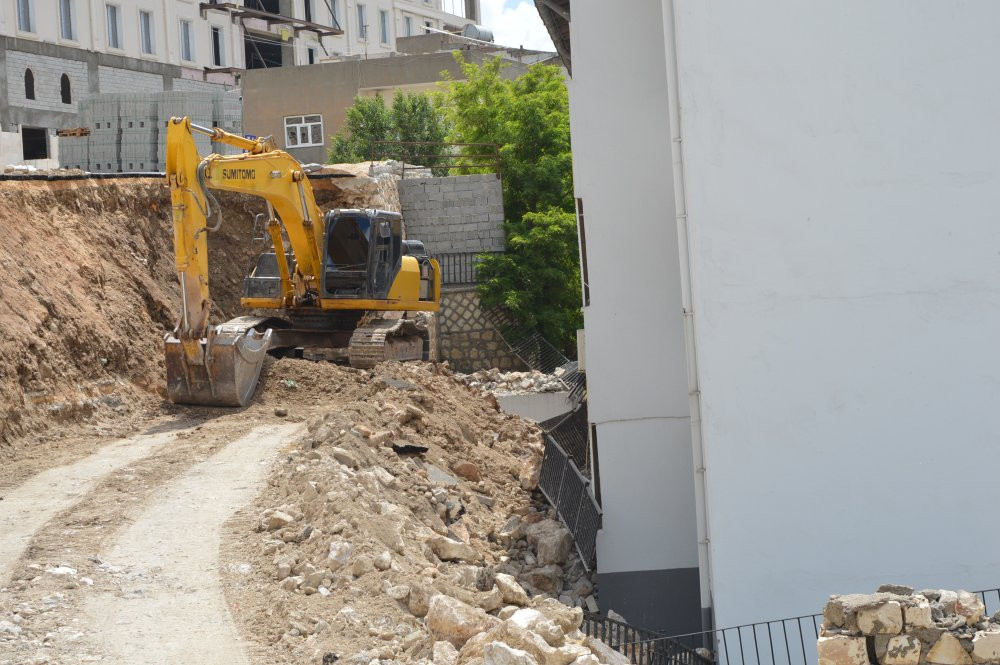 Mardin’de facianın eşiğinden dönüldü! Yol okul bahçesine çöktü: Ya gündüz olsaydı?