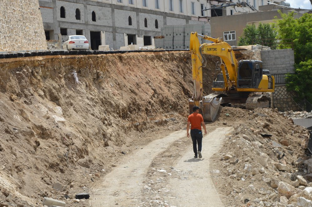Mardin’de facianın eşiğinden dönüldü! Yol okul bahçesine çöktü: Ya gündüz olsaydı?