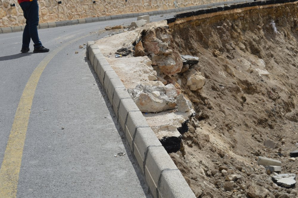 Mardin’de facianın eşiğinden dönüldü! Yol okul bahçesine çöktü: Ya gündüz olsaydı?