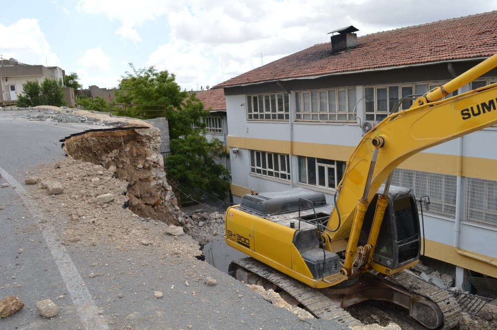 Mardin’de facianın eşiğinden dönüldü! Yol okul bahçesine çöktü: Ya gündüz olsaydı?
