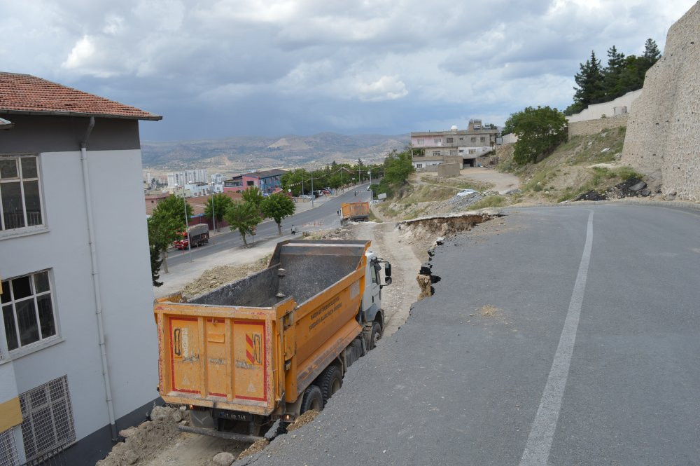 Mardin’de facianın eşiğinden dönüldü! Yol okul bahçesine çöktü: Ya gündüz olsaydı?