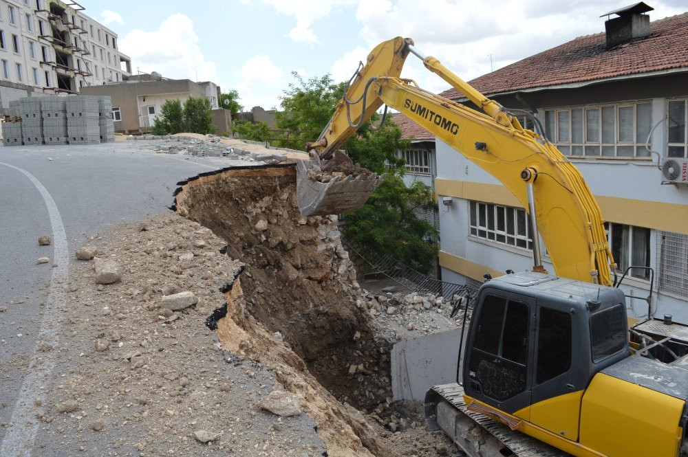 Mardin’de facianın eşiğinden dönüldü! Yol okul bahçesine çöktü: Ya gündüz olsaydı?