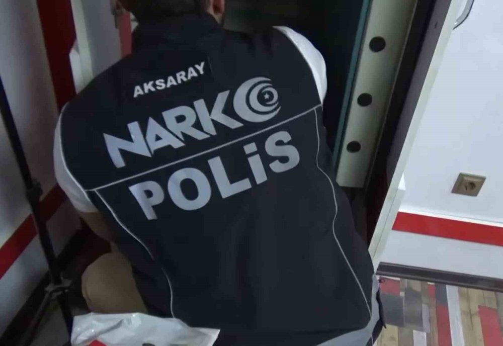 Telefon ve uyuşturucu kaçakçısı yakalandı