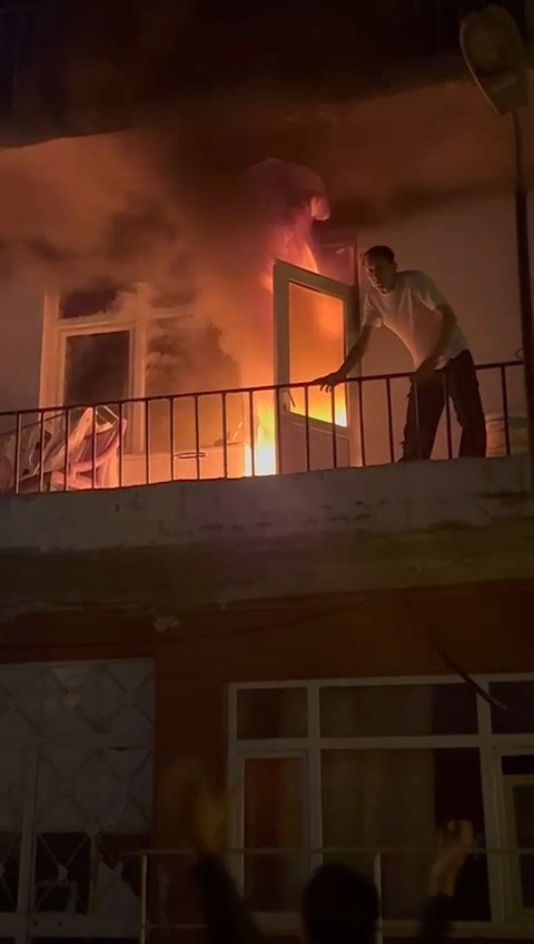 Yangına müdahale ederken alevler büyüyünce balkondan atladı