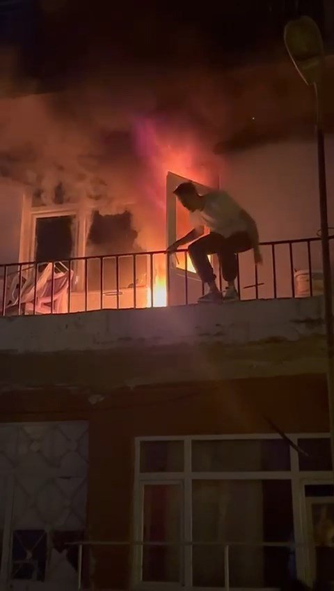 Yangına müdahale ederken alevler büyüyünce balkondan atladı