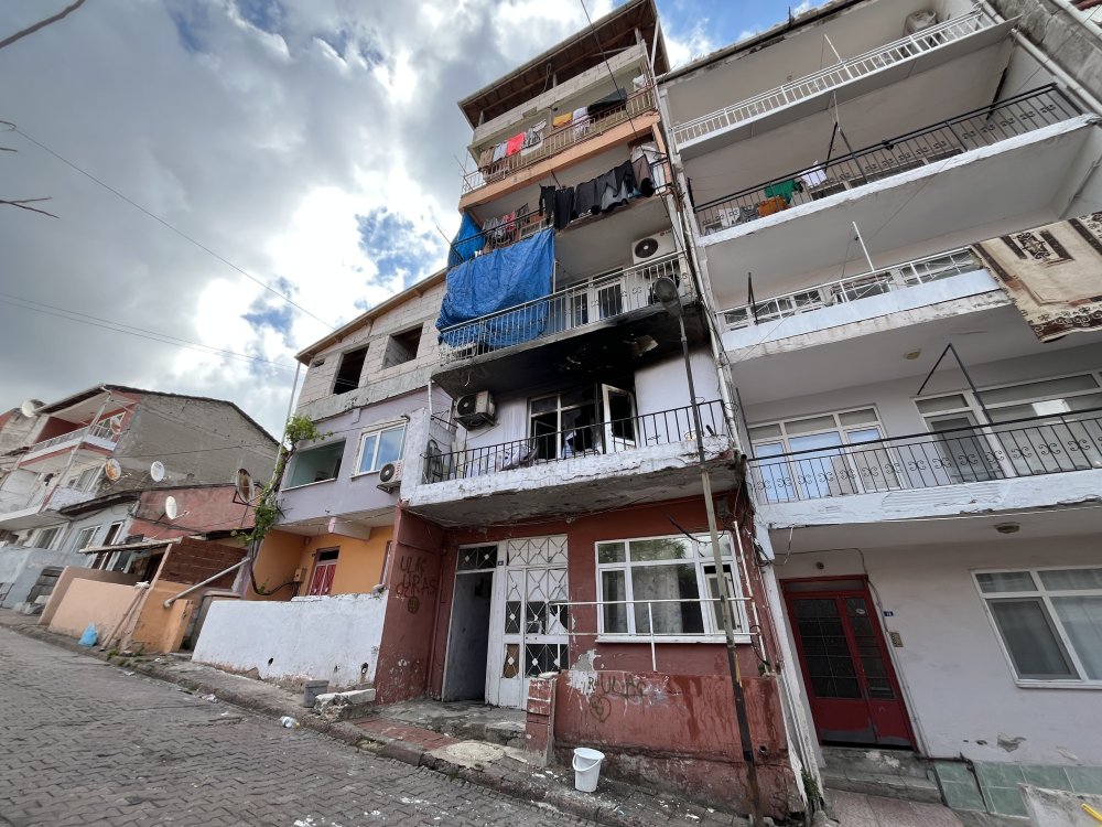 Yangına müdahale ederken alevler büyüyünce balkondan atladı