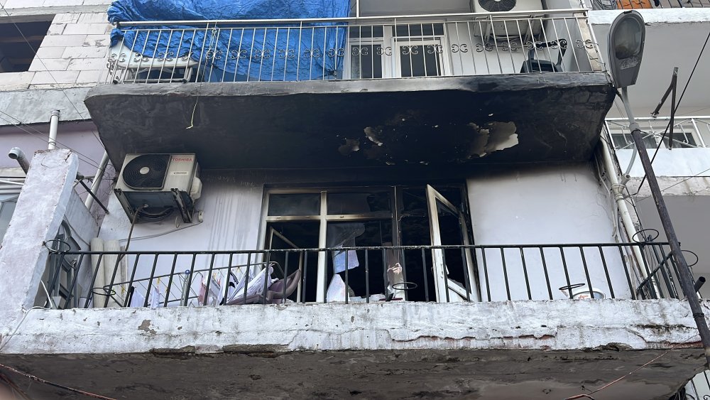 Yangına müdahale ederken alevler büyüyünce balkondan atladı