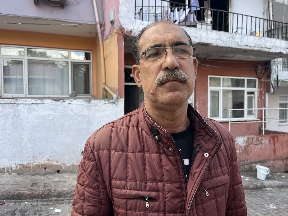 Yangına müdahale ederken alevler büyüyünce balkondan atladı
