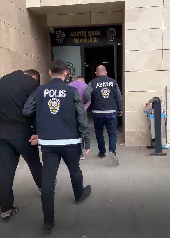 Afyonkarahisar'da akılalmaz hırsızlık! Otomobil takozda kaldı: Sahibi şoke oldu!