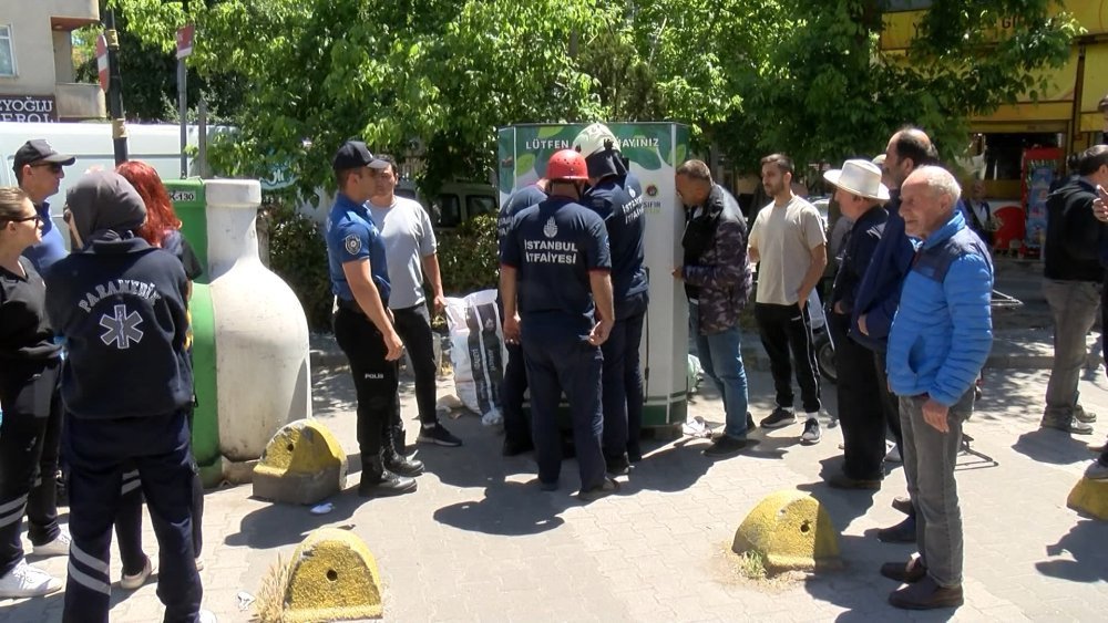 Giysi kumbarasına giren çocuk ecel terleri döktü! Bayram kıyafeti almak için girmişti