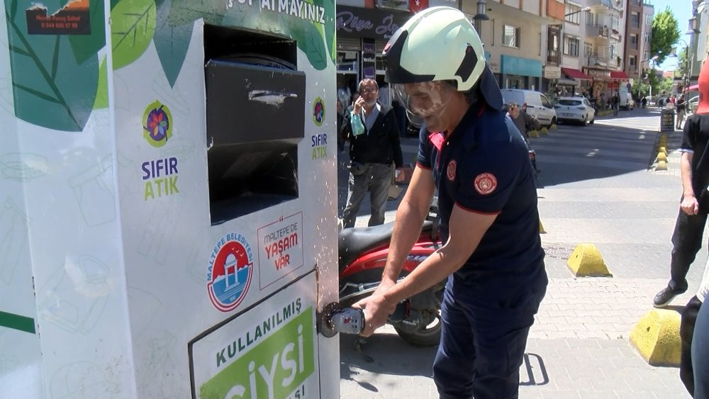 Giysi kumbarasına giren çocuk ecel terleri döktü! Bayram kıyafeti almak için girmişti