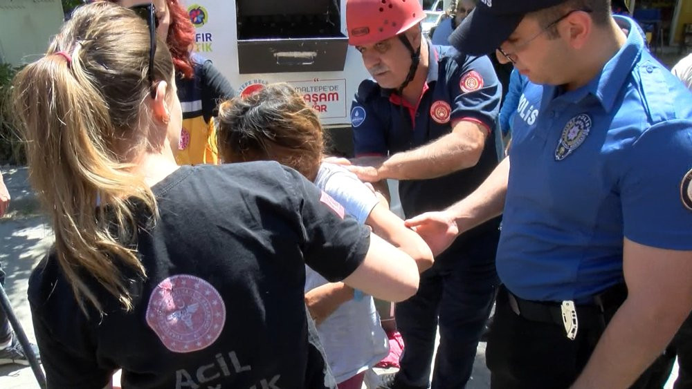 Giysi kumbarasına giren çocuk ecel terleri döktü! Bayram kıyafeti almak için girmişti