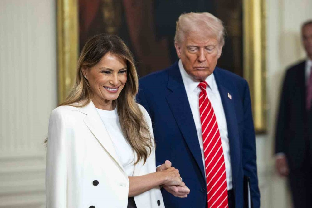 First Lady’nin heykelini kesip çaldılar! Kocası öfkelendi: 5 yıl önce yakılmıştı