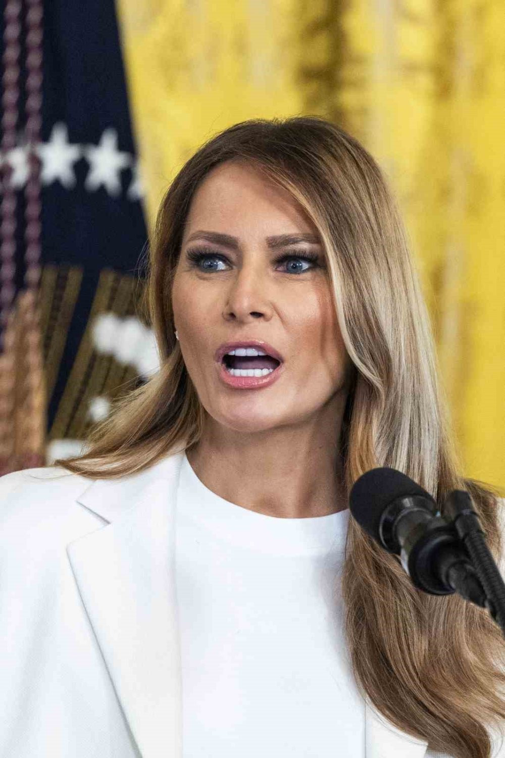 First Lady’nin heykelini kesip çaldılar! Kocası öfkelendi: 5 yıl önce yakılmıştı