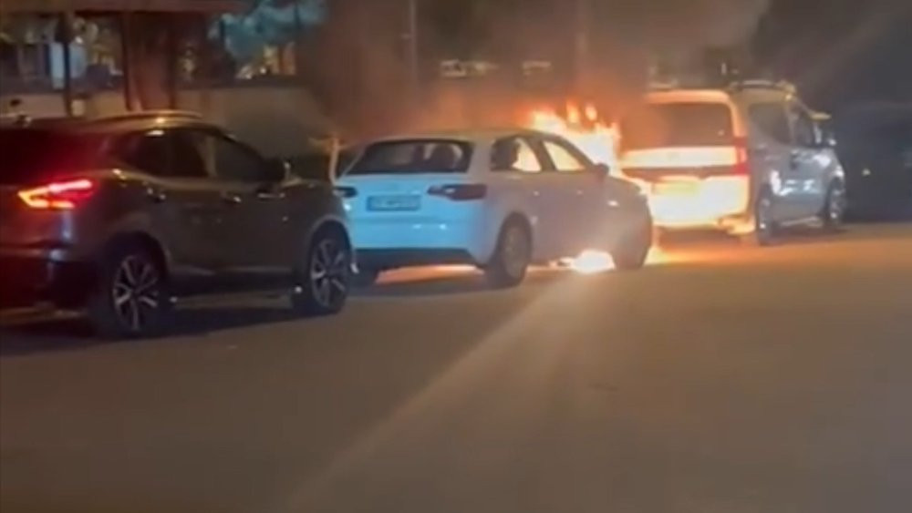 Park halindeki otomobil alev alev yandı