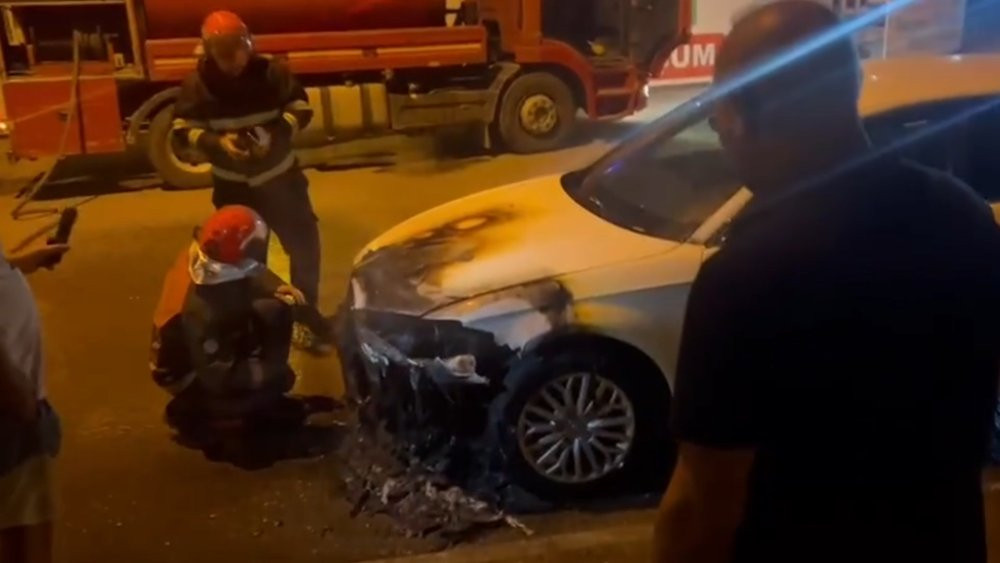 Park halindeki otomobil alev alev yandı