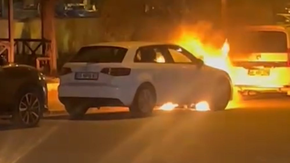 Park halindeki otomobil alev alev yandı