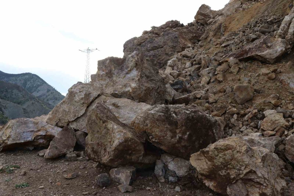 Erzurum'da heyelan paniği! Dağdan kopan dev kayalar yola düştü
