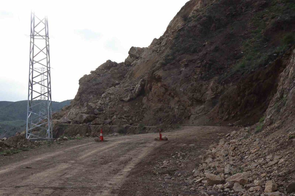 Erzurum'da heyelan paniği! Dağdan kopan dev kayalar yola düştü