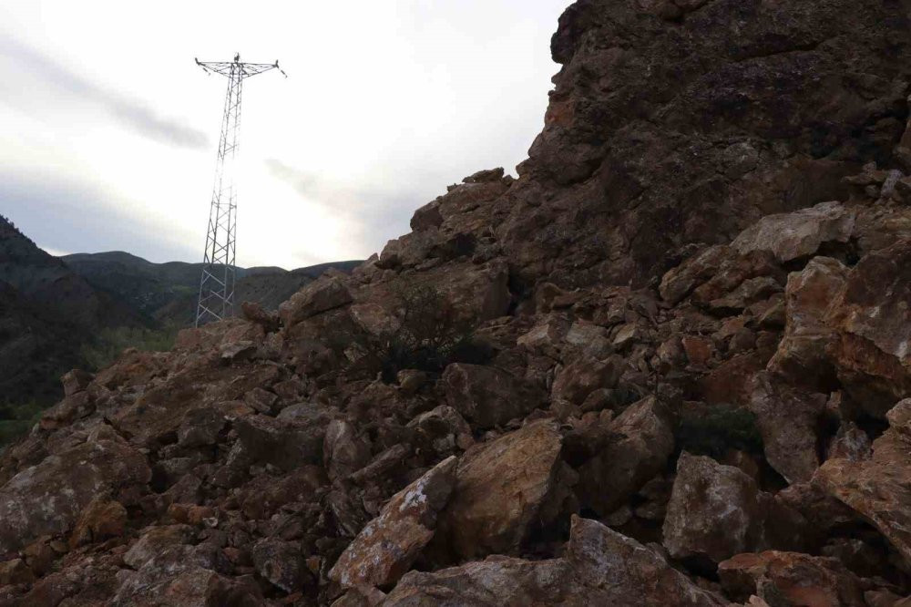 Erzurum'da heyelan paniği! Dağdan kopan dev kayalar yola düştü