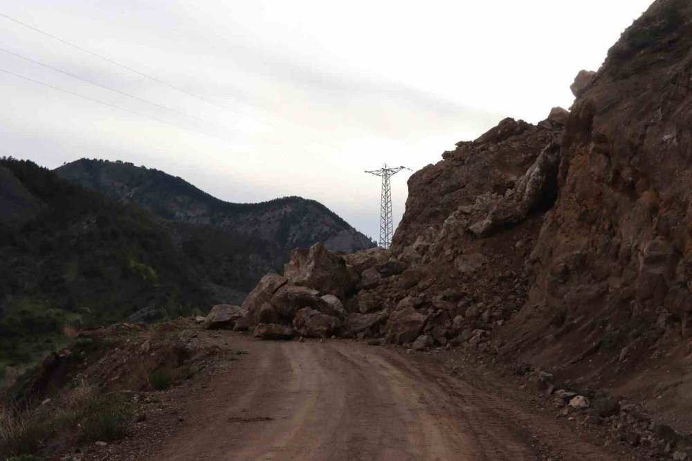 Erzurum'da heyelan paniği! Dağdan kopan dev kayalar yola düştü