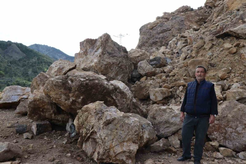 Erzurum'da heyelan paniği! Dağdan kopan dev kayalar yola düştü