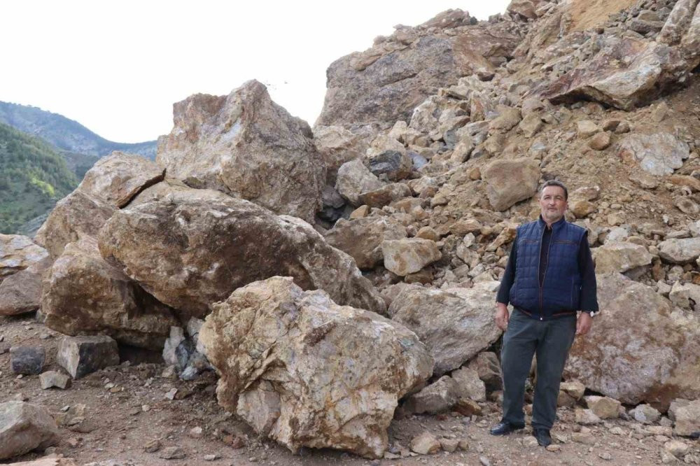 Erzurum'da heyelan paniği! Dağdan kopan dev kayalar yola düştü