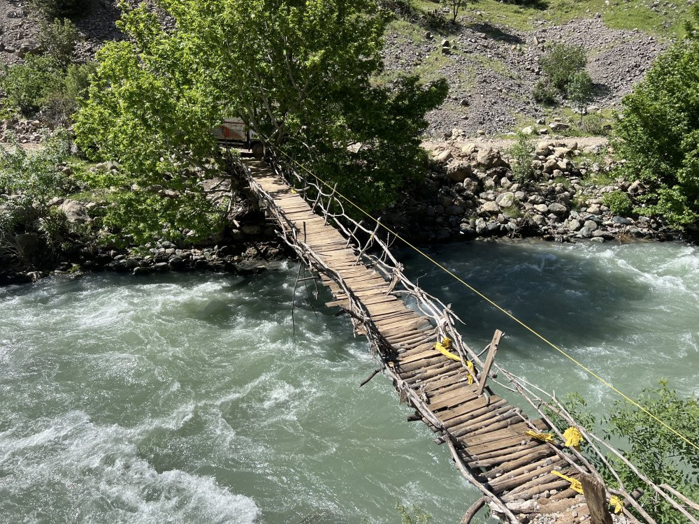 Kadınların tehlikeli yol çilesi! Süt için sarp yolları aşıyorlar