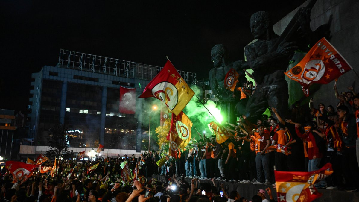 aa-20250518-38001474-38001473-galatasaray-fans-in-ankara-celebrate-20242025-turkish-super-lig-title-1.jpg