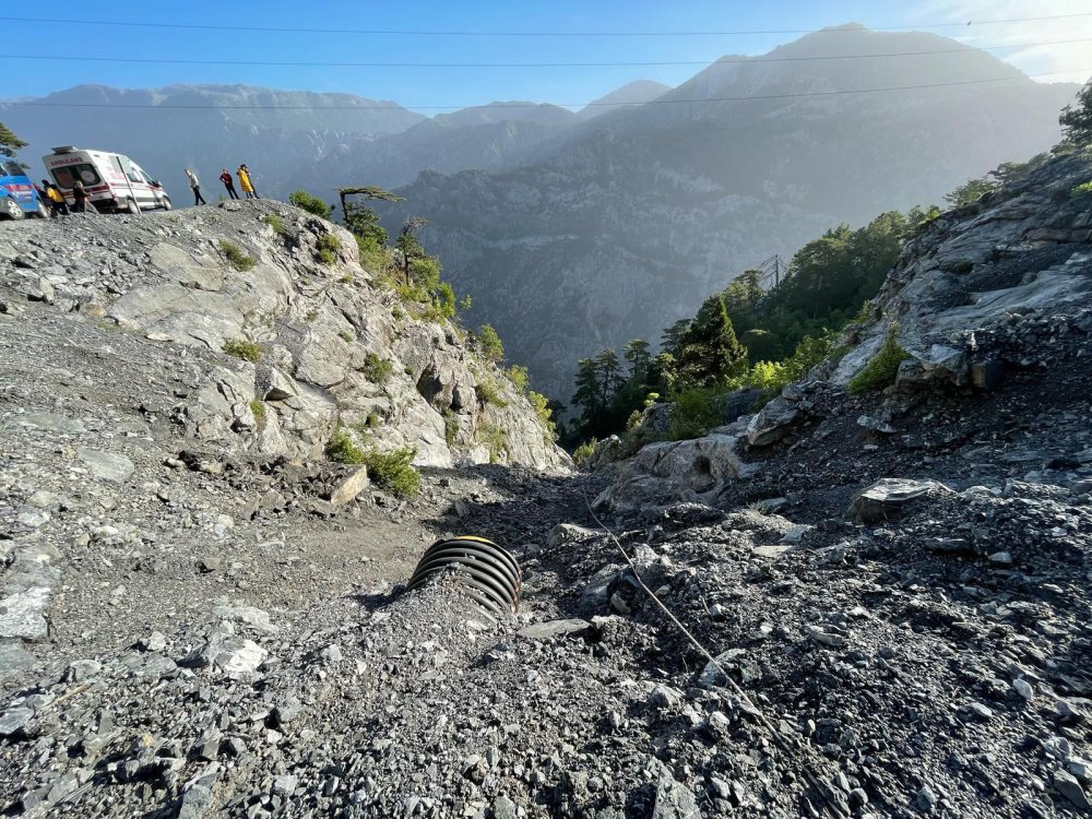 Alanya’da otomobil uçuruma yuvarlandı: Bir ölü, bir yaralı!