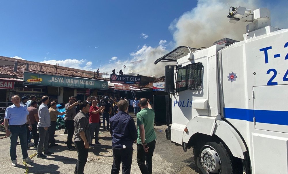 Erzincan Buğday Meydanı alevler içinde! Lokantada başladı, 20 dükkana sıçradı: İtfaiye ve esnaf seferber oldu