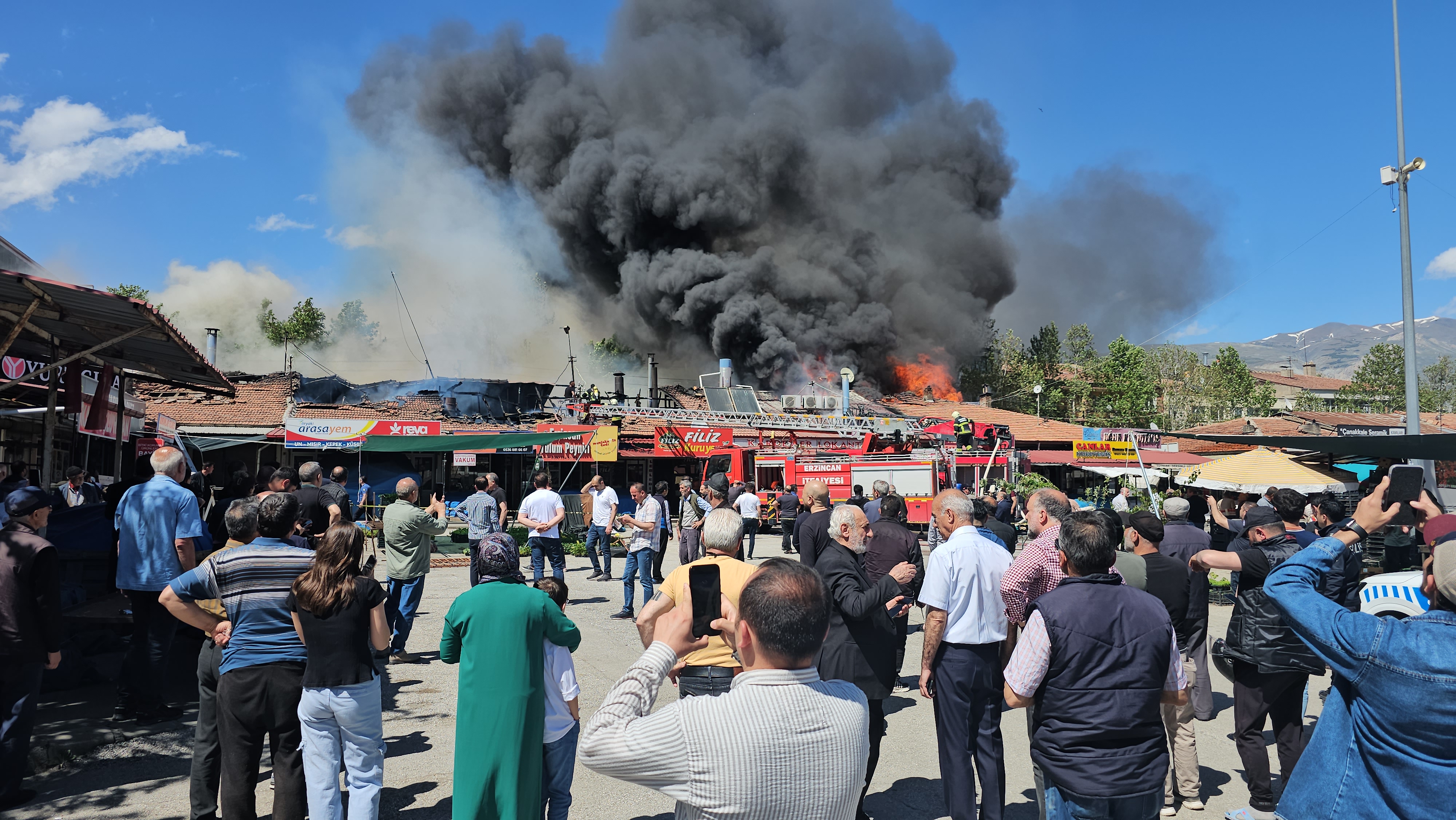 erzincan-bugday-meydani-alevler-icinde-lokantada-basladi-20-dukkana-sicradi-itfaiye-ve-esnaf-seferber-oldu-yenicag-28.jpg
