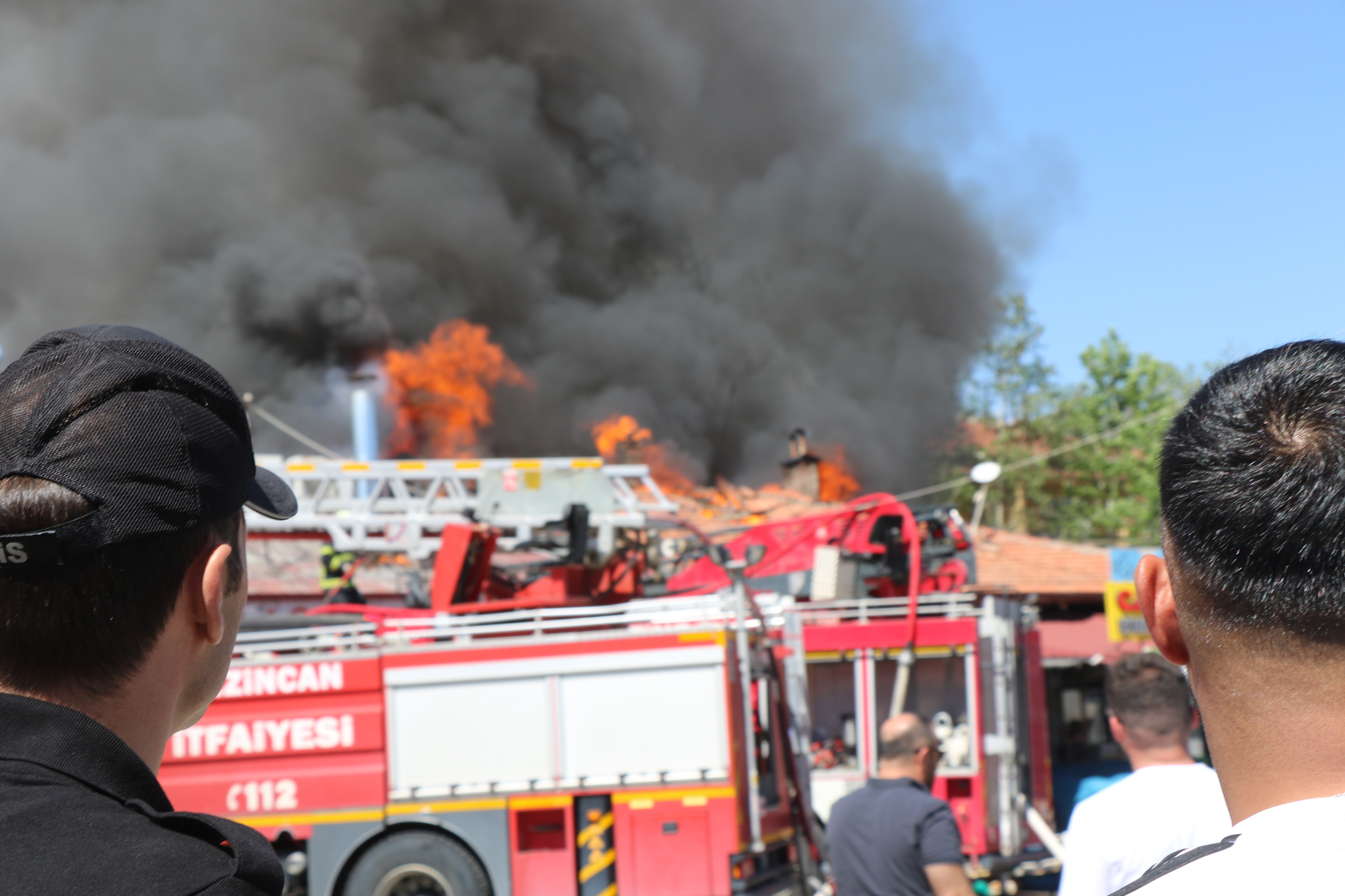 erzincan-bugday-meydani-alevler-icinde-lokantada-basladi-20-dukkana-sicradi-itfaiye-ve-esnaf-seferber-oldu-yenicag-35.jpg