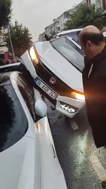 Esenyurt’ta film gibi kaza: Araç aracın üzerine düştü