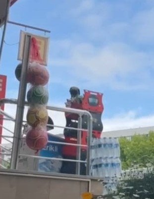 Marketten cips çalan karga suçüstü yakalandı! Etrafı kolaçan etti paketi alıp kaçtı