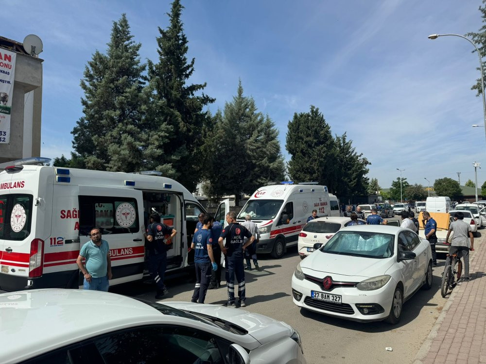 Adliye binası önünde akraba ailelerin kavgası: 5 yaralı, 7 gözaltı