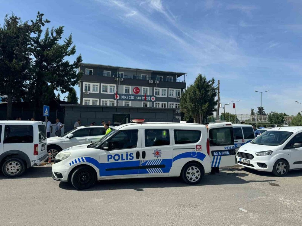 Adliye önünde akraba kavgası: Taş ve sopalar konuştu: 5 Yaralı
