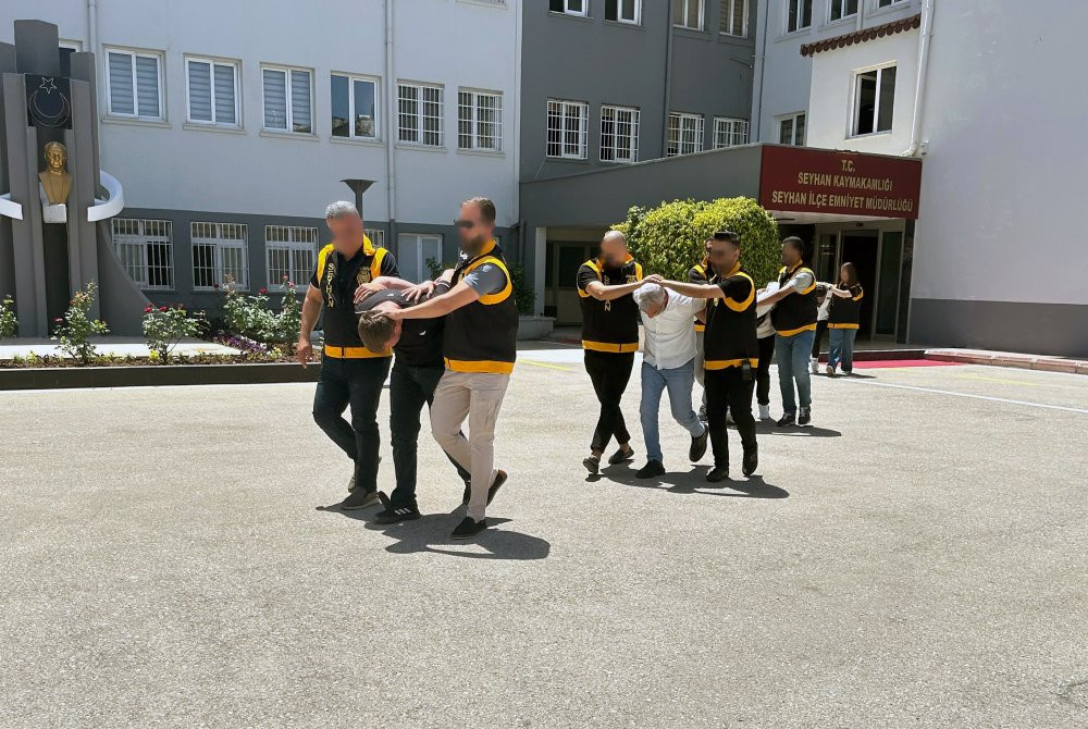 Eski sevgili öfkesi kafeyi kurşunladılar