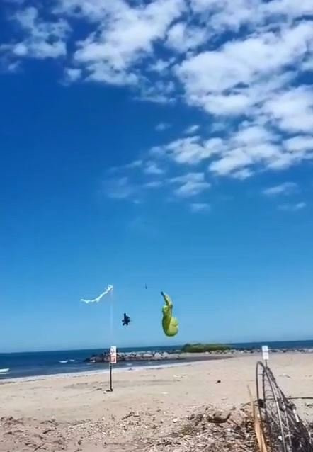 Giresun’da gösteri uçuşunda şok kaza! Paramotor denize çakıldı