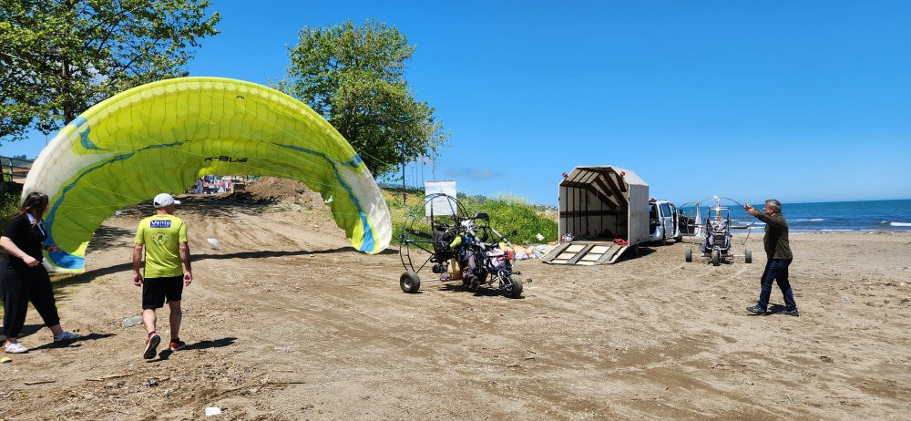 Giresun’da gösteri uçuşunda şok kaza! Paramotor denize çakıldı