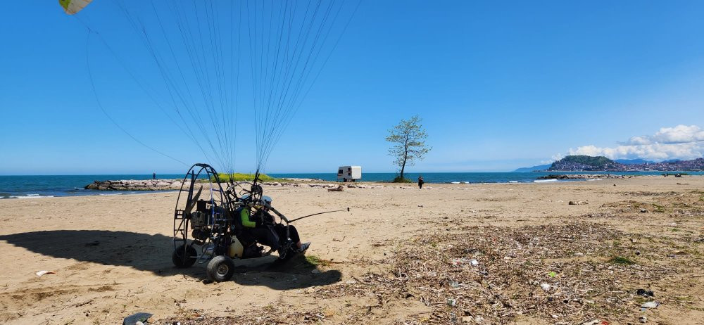 Giresun’da gösteri uçuşunda şok kaza! Paramotor denize çakıldı