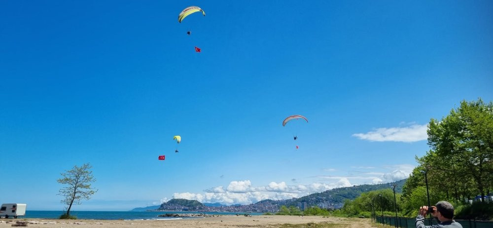 Giresun’da gösteri uçuşunda şok kaza! Paramotor denize çakıldı