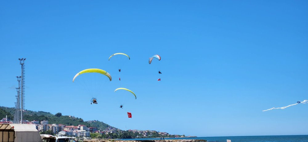 Giresun’da gösteri uçuşunda şok kaza! Paramotor denize çakıldı